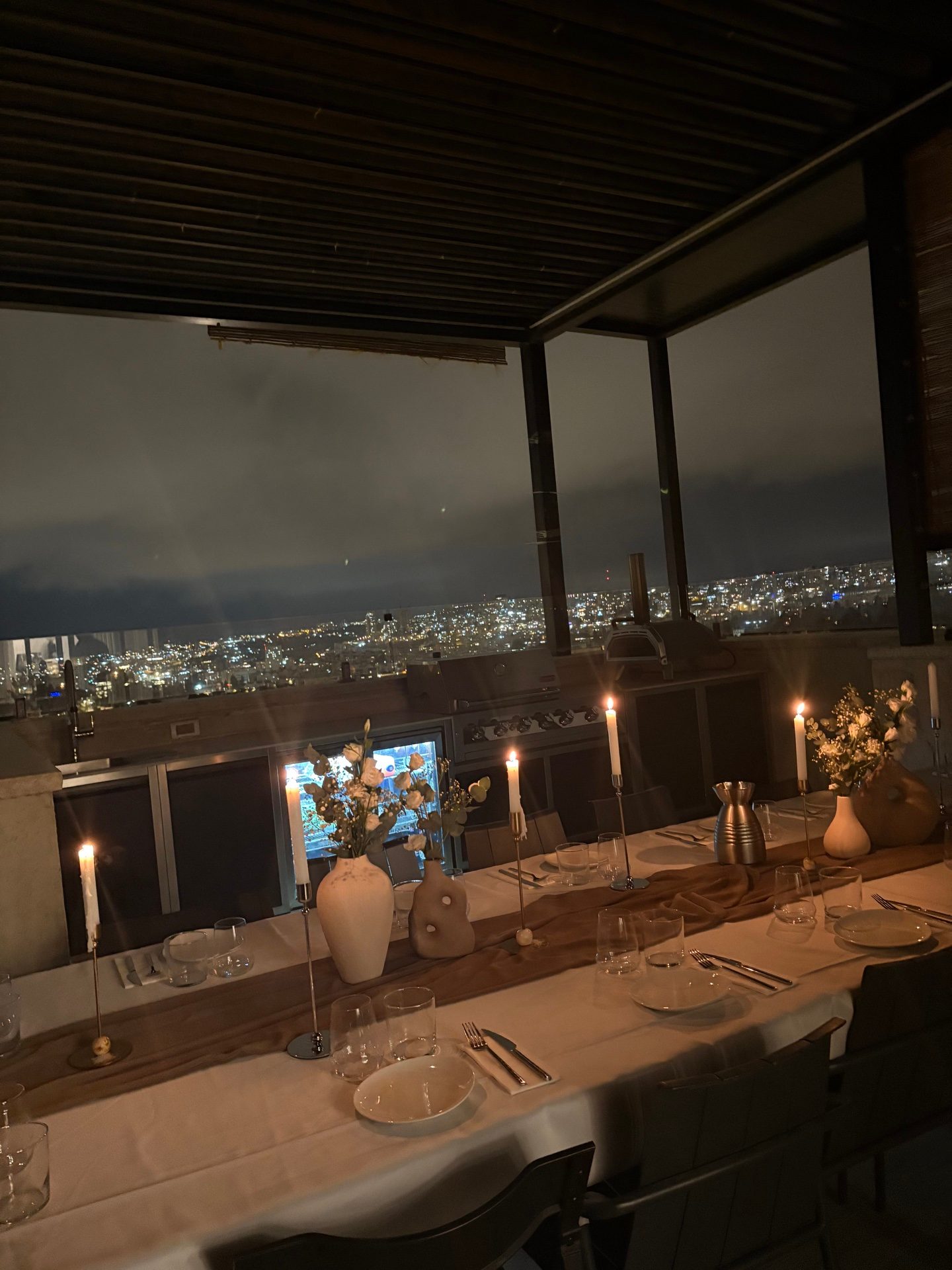 Table dressée aux chandelles pour une soirée chef privé à domicile